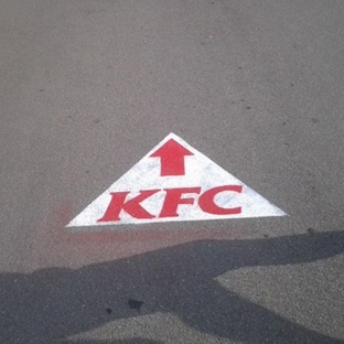 Реклама на асфальте KFC